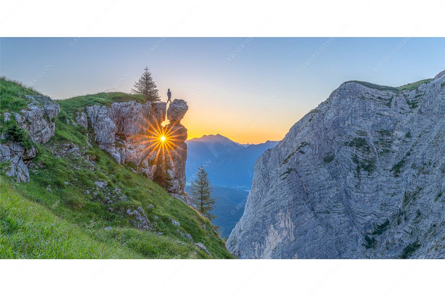 Aquila – Seitenverhältnis 2:1 — Sonnenaufgang hinter Felsturm Spektakulärer Sonnenaufgang an der Nordseite des Wettersteingebirges
