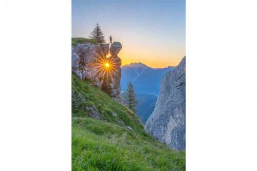 Spektakulärer Sonnenaufgang an der Nordseite des Wettersteingebirges - Aquila - Seitenverhältnis 2:3 - Sonnenaufgang hinter Felsturm - weitere Infos unter https://www.kriner-weiermann.de