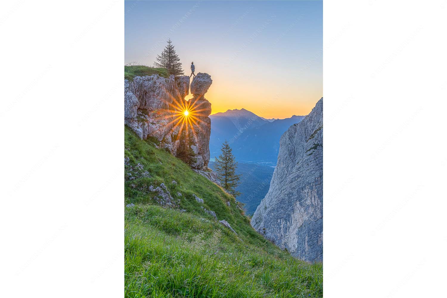 Aquila – Seitenverhältnis 2:3 — Sonnenaufgang hinter Felsturm Spektakulärer Sonnenaufgang an der Nordseite des Wettersteingebirges