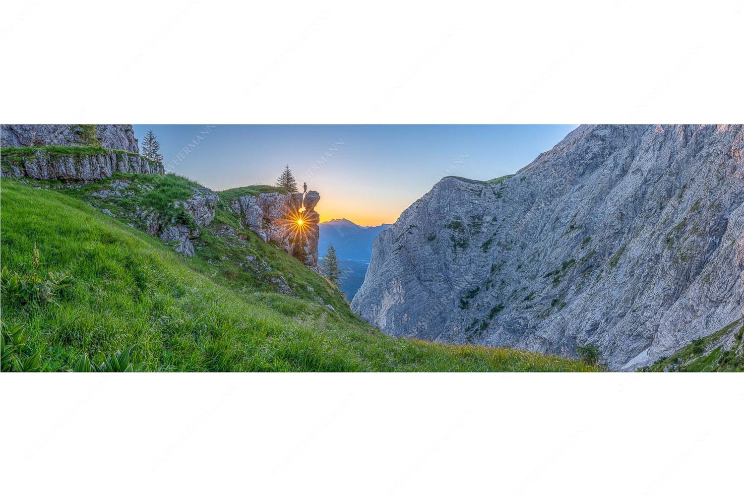 Aquila – Seitenverhältnis 3:1 — Sonnenaufgang hinter Felsturm Spektakulärer Sonnenaufgang an der Nordseite des Wettersteingebirges