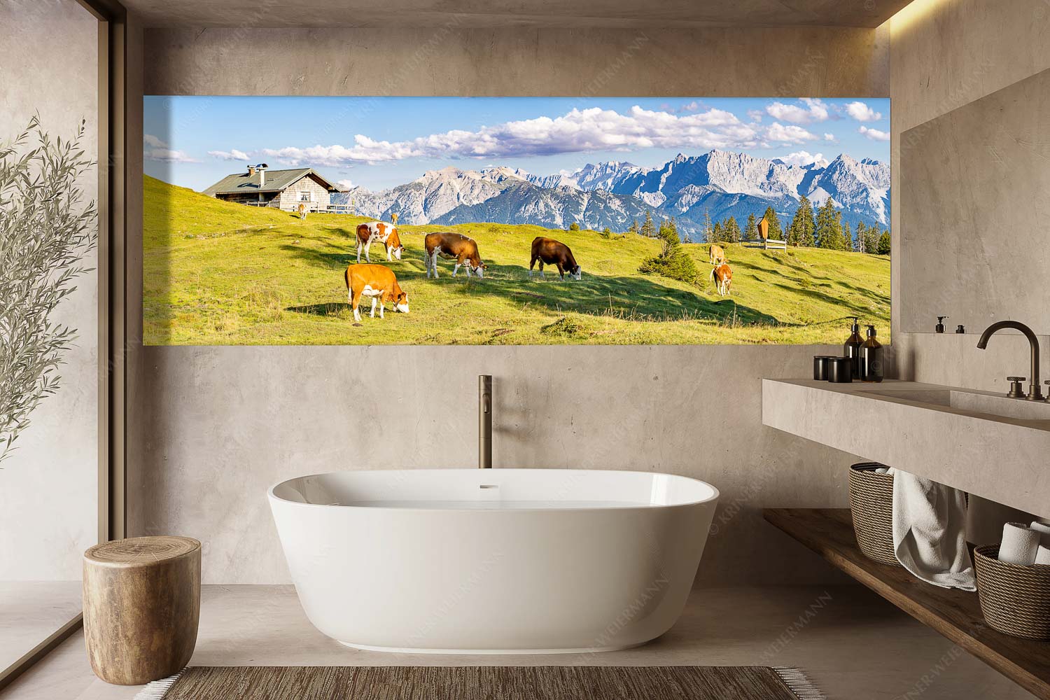 Blick über Krüneralm ins Karwendelgebirge - Auf da Krüneralm IV - Größe ca. 300x100cm, Seitenverhältnis 3:1 - Junge Kälber im Estergebirge - weitere Infos unter https://www.kriner-weiermann.de