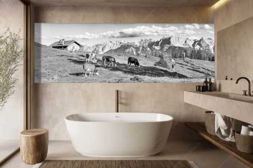 Blick über Krüneralm ins Karwendelgebirge - Auf da Krüneralm IV - Größe ca. 300x100cm, Seitenverhältnis 3:1 - Junge Kälber im Estergebirge - weitere Infos unter https://www.kriner-weiermann.de
