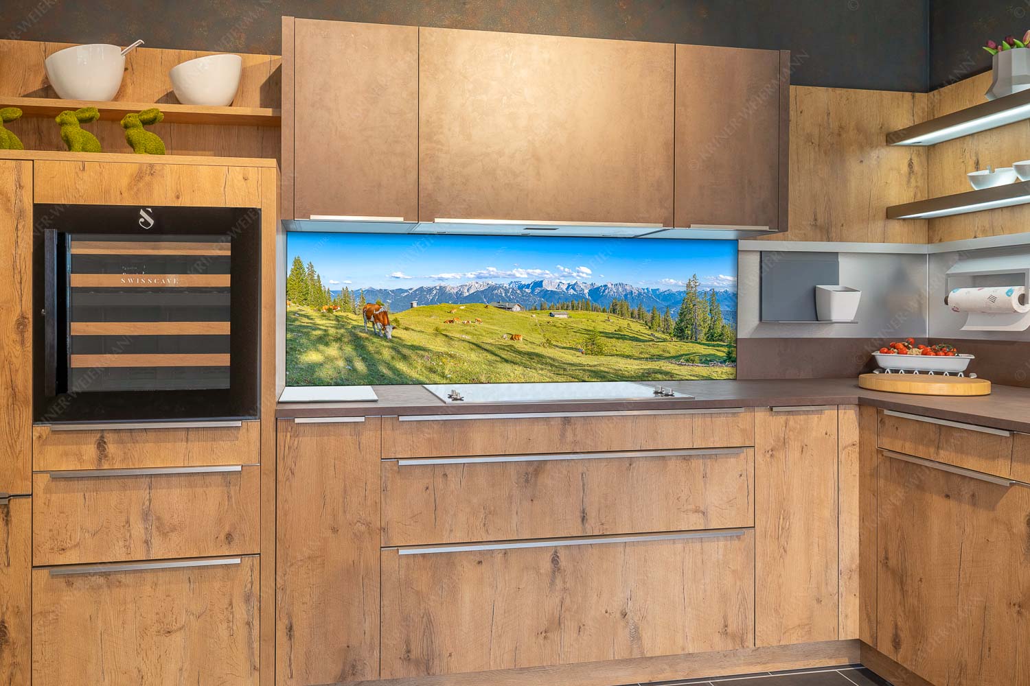 Auf da Krüneralm – Größe ca. 180x60cm, Seitenverhältnis 3:1 — Kühe auf der Alm im Estergebirge Blick über Krüneralm ins Karwendelgebirge - Auf da Krüneralm - Größe ca. 180x60cm, Seitenverhältnis 3:1 - Kühe auf der Alm im Estergebirge - weitere Infos unter https://www.kriner-weiermann.de