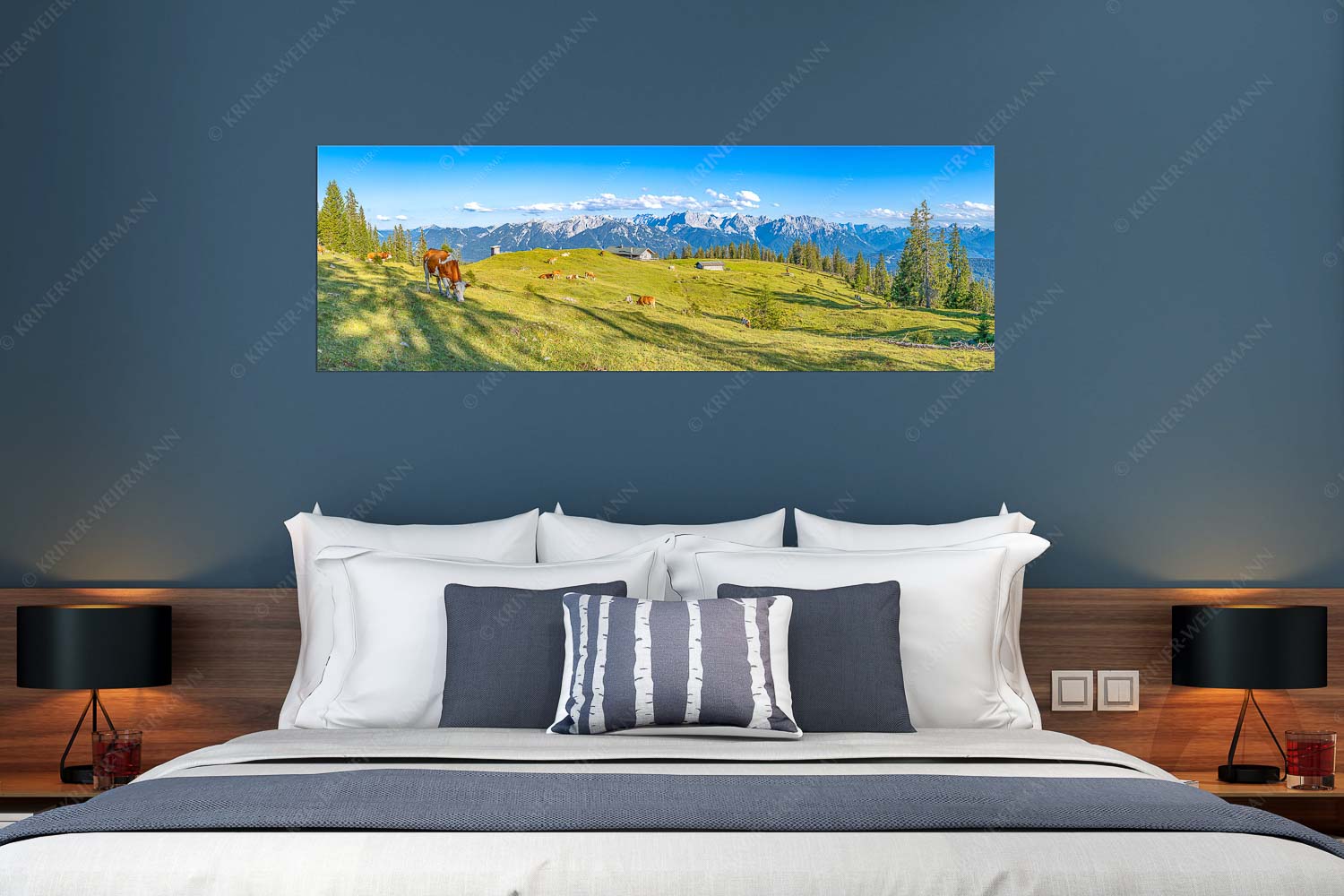 Auf da Krüneralm – Größe ca. 180x60cm, Seitenverhältnis 3:1 — Kühe auf der Alm im Estergebirge Blick über Krüneralm ins Karwendelgebirge - Auf da Krüneralm - Größe ca. 180x60cm, Seitenverhältnis 3:1 - Kühe auf der Alm im Estergebirge - weitere Infos unter https://www.kriner-weiermann.de