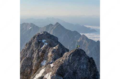 Früh am Morgen unterwegs auf dem Jubiläumsgrat Richtung Alpspitze - Auf dem Grat - Seitenverhältnis 1:1 - Zugpitze Jubiläumsgrat - weitere Infos unter https://www.kriner-weiermann.de