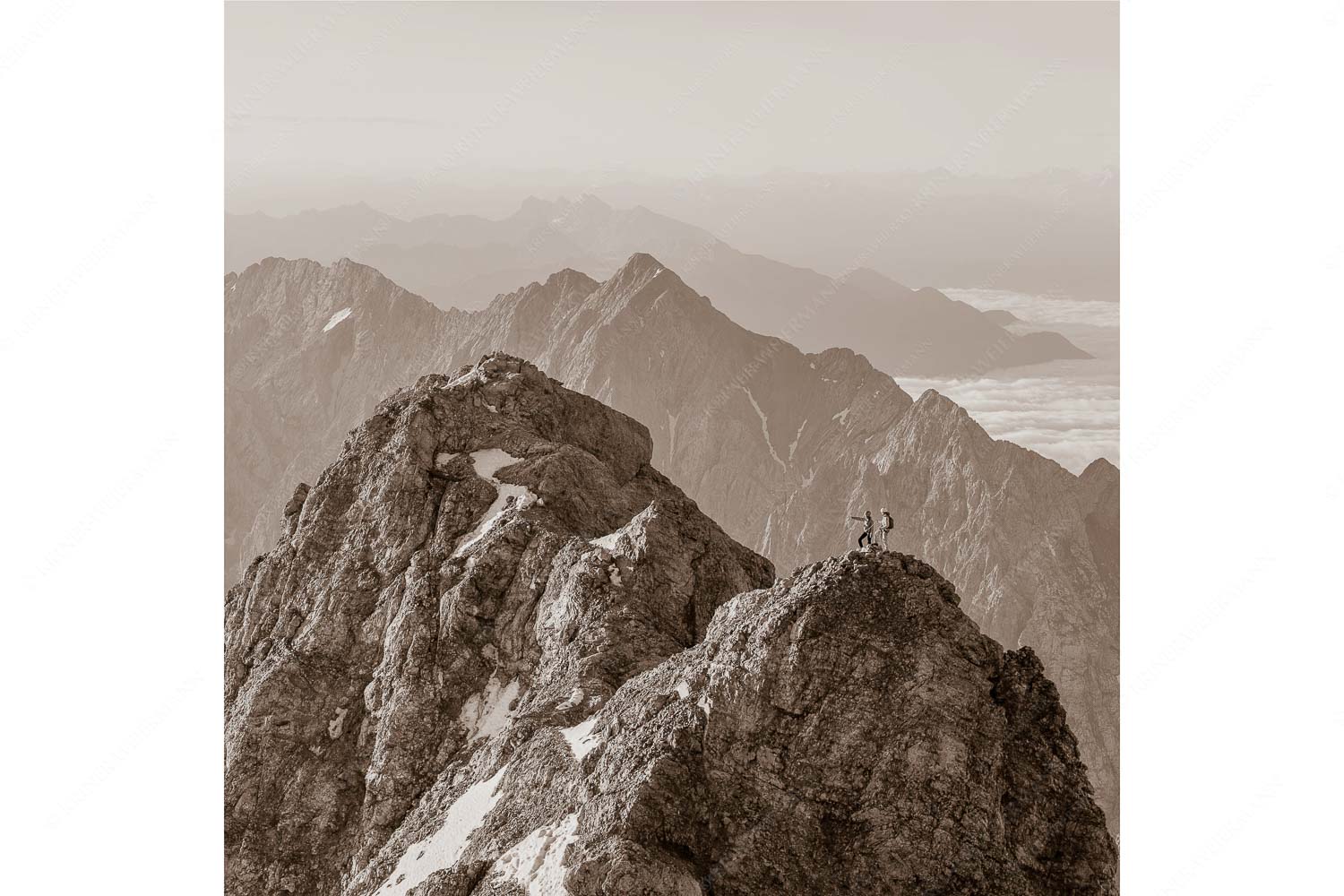 Auf dem Grat – Seitenverhältnis 1:1 — Zugpitze Jubiläumsgrat Früh am Morgen unterwegs auf dem Jubiläumsgrat Richtung Alpspitze