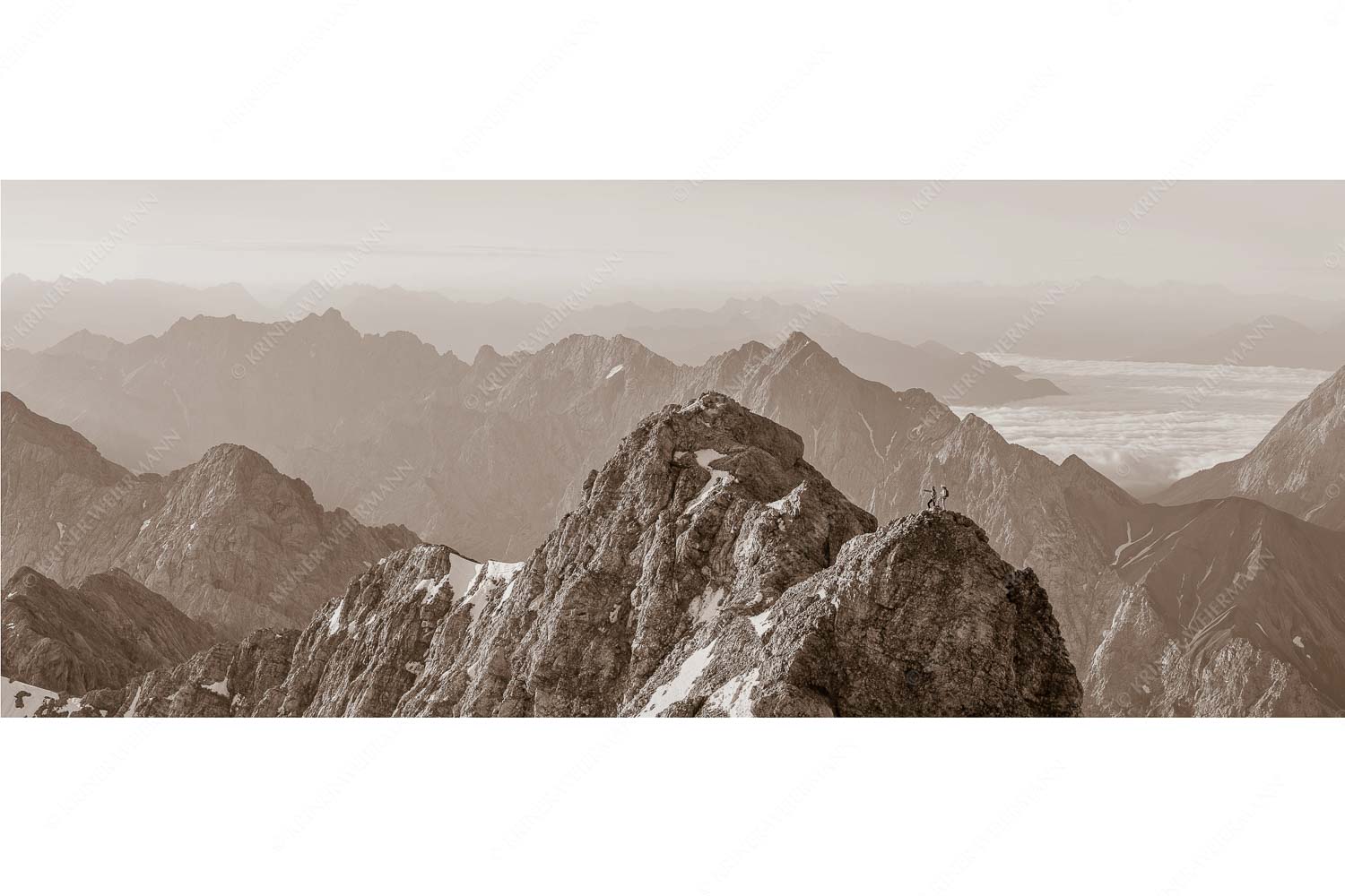 Auf dem Grat – Seitenverhältnis 2,5:1 — Zugpitze Jubiläumsgrat Früh am Morgen unterwegs auf dem Jubiläumsgrat Richtung Alpspitze
