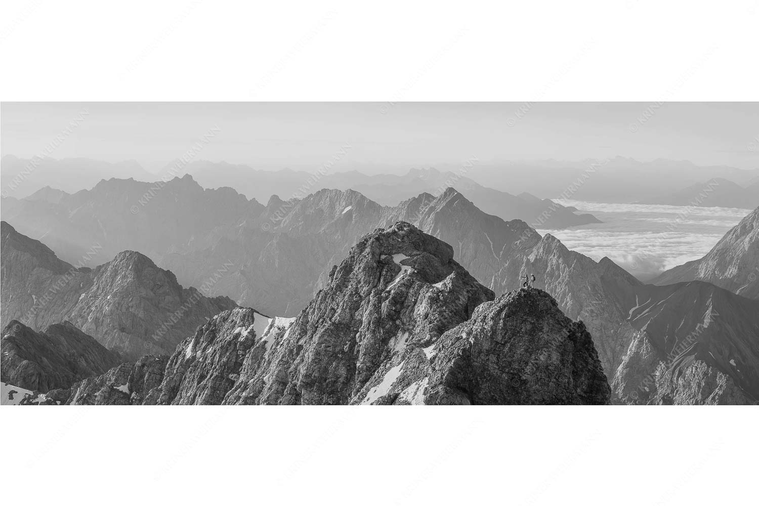 Auf dem Grat – Seitenverhältnis 2,5:1 — Zugpitze Jubiläumsgrat Früh am Morgen unterwegs auf dem Jubiläumsgrat Richtung Alpspitze