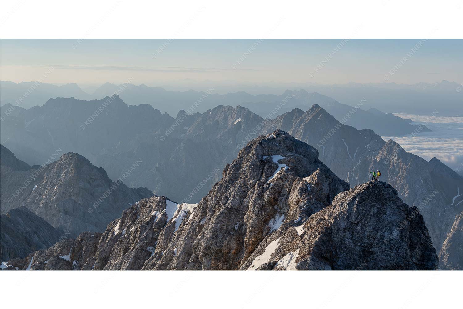 Auf dem Grat – Seitenverhältnis 2:1 — Zugpitze Jubiläumsgrat Früh am Morgen unterwegs auf dem Jubiläumsgrat Richtung Alpspitze