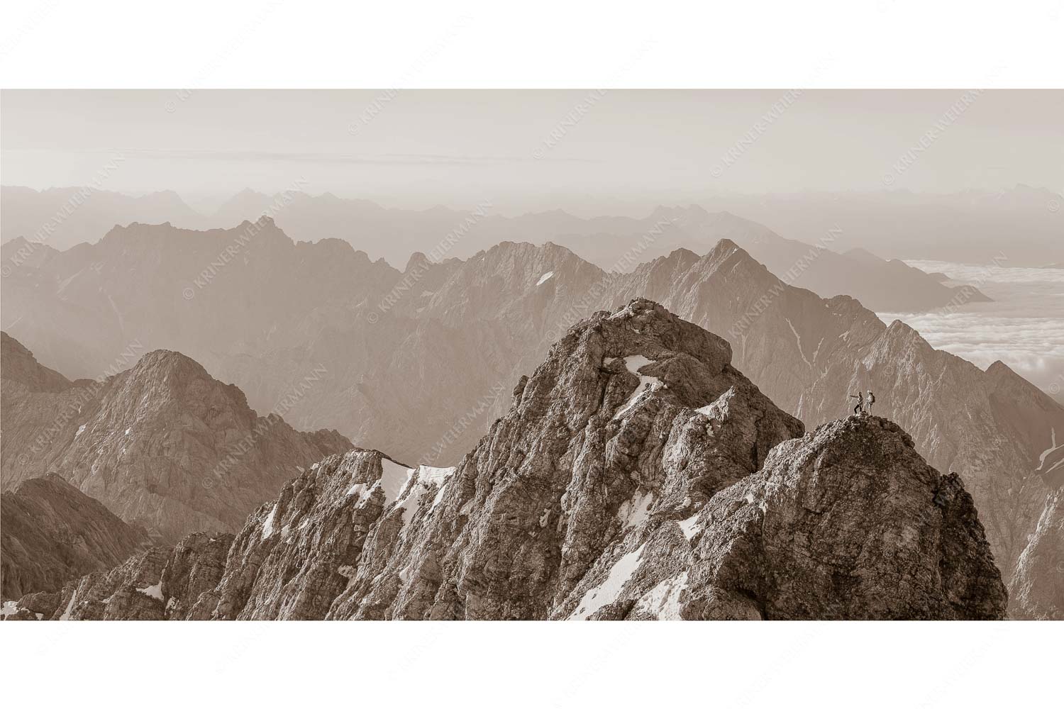 Auf dem Grat – Seitenverhältnis 2:1 — Zugpitze Jubiläumsgrat Früh am Morgen unterwegs auf dem Jubiläumsgrat Richtung Alpspitze
