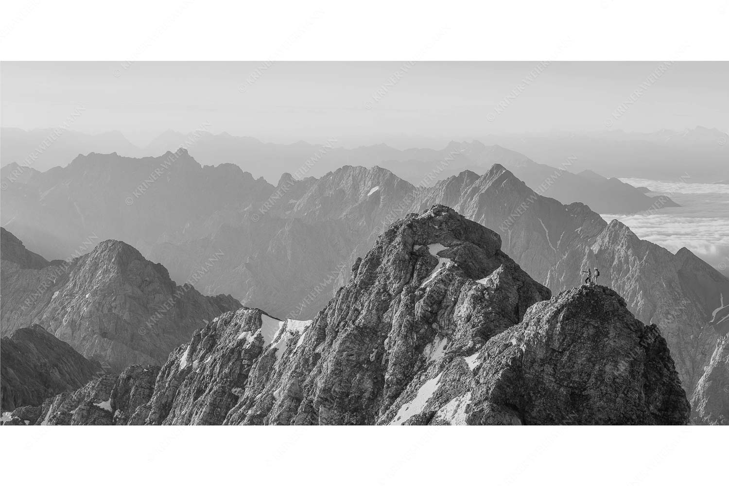 Auf dem Grat – Seitenverhältnis 2:1 — Zugpitze Jubiläumsgrat Früh am Morgen unterwegs auf dem Jubiläumsgrat Richtung Alpspitze