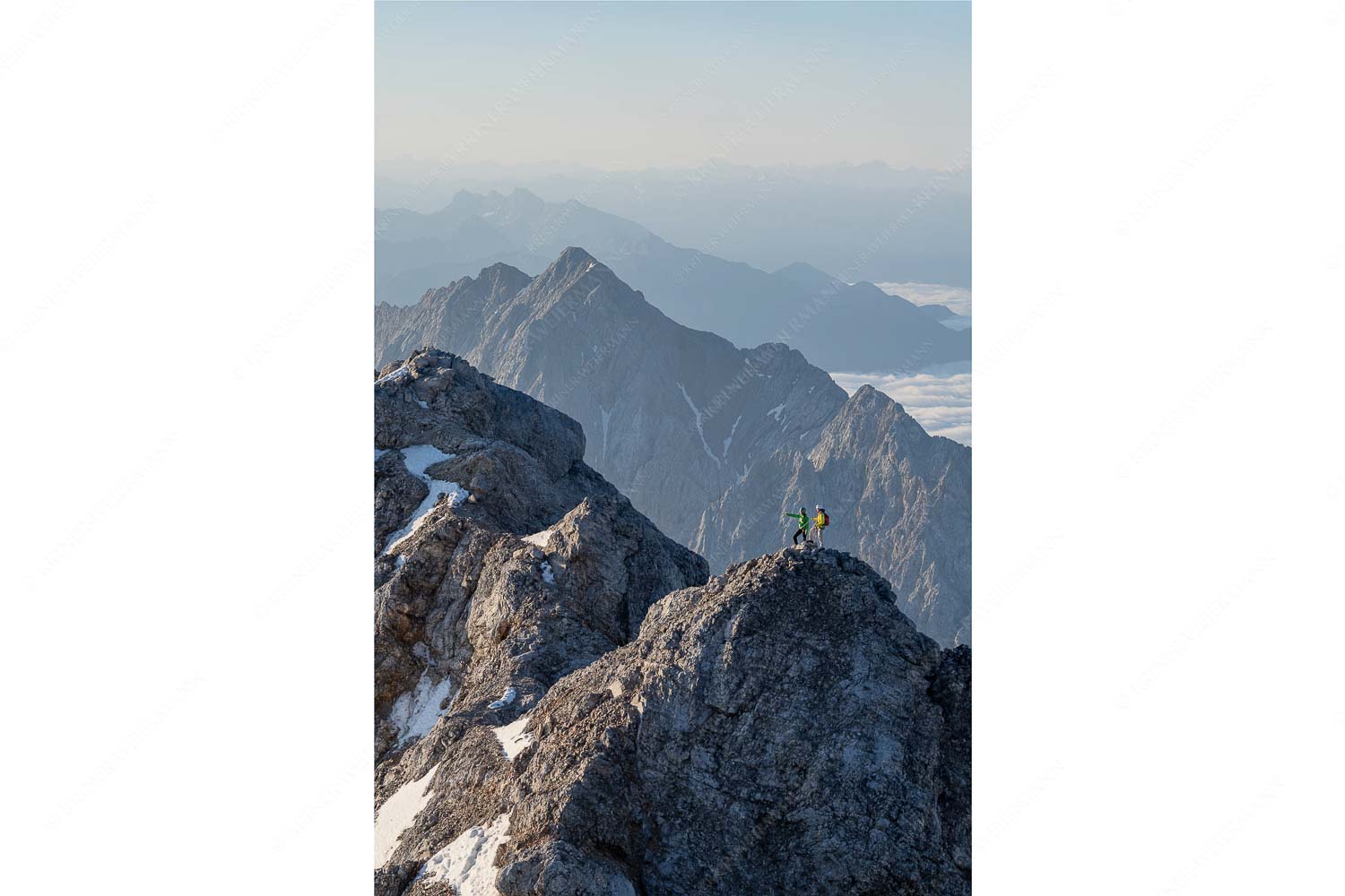 Auf dem Grat – Seitenverhältnis 2:3 — Zugpitze Jubiläumsgrat Früh am Morgen unterwegs auf dem Jubiläumsgrat Richtung Alpspitze