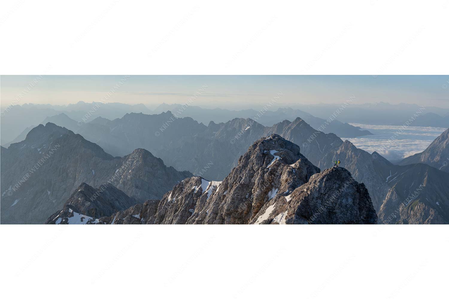 Früh am Morgen unterwegs auf dem Jubiläumsgrat Richtung Alpspitze