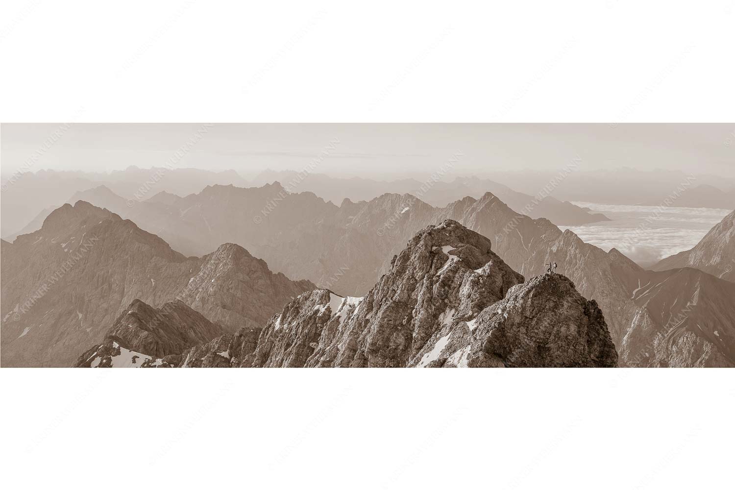 Früh am Morgen unterwegs auf dem Jubiläumsgrat Richtung Alpspitze