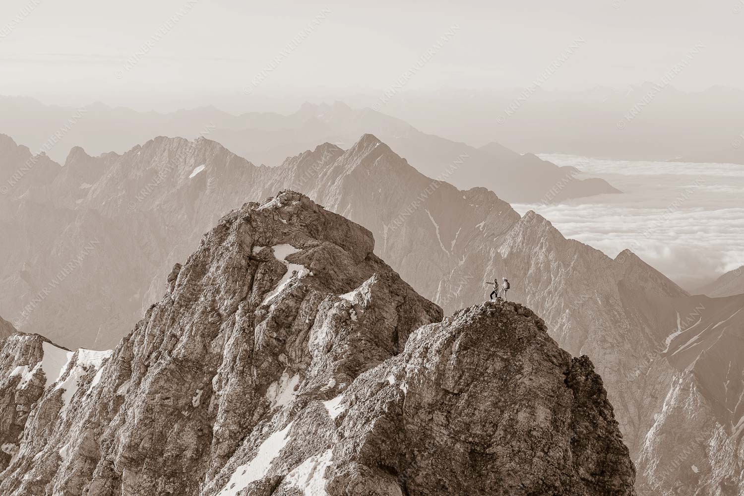 Auf dem Grat – Seitenverhältnis 3:2 — Zugpitze Jubiläumsgrat Früh am Morgen unterwegs auf dem Jubiläumsgrat Richtung Alpspitze