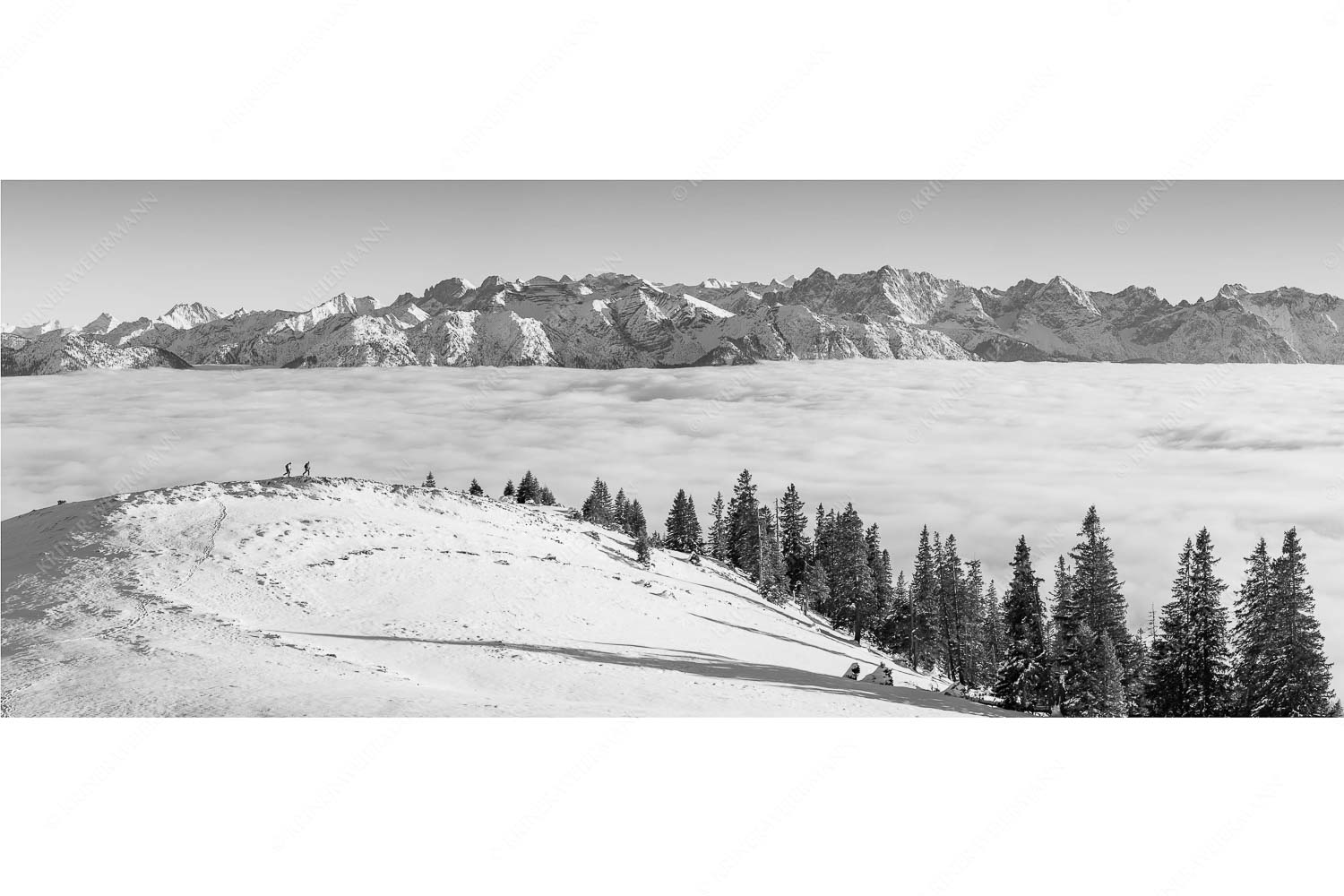 auf der Sonnenseite – Seitenverhältnis 2,5:1 — Simetsberg mit Karwendel Eine Winterwanderung am Simetsberg über Wolkenmeer mit Karwendel