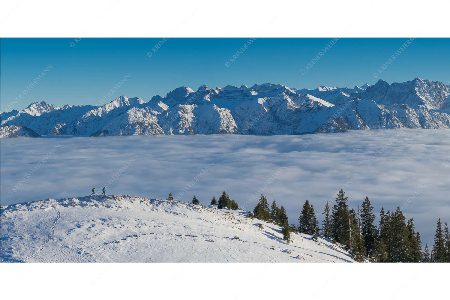 auf der Sonnenseite – Seitenverhältnis 2:1 — Simetsberg mit Karwendel Eine Winterwanderung am Simetsberg über Wolkenmeer mit Karwendel