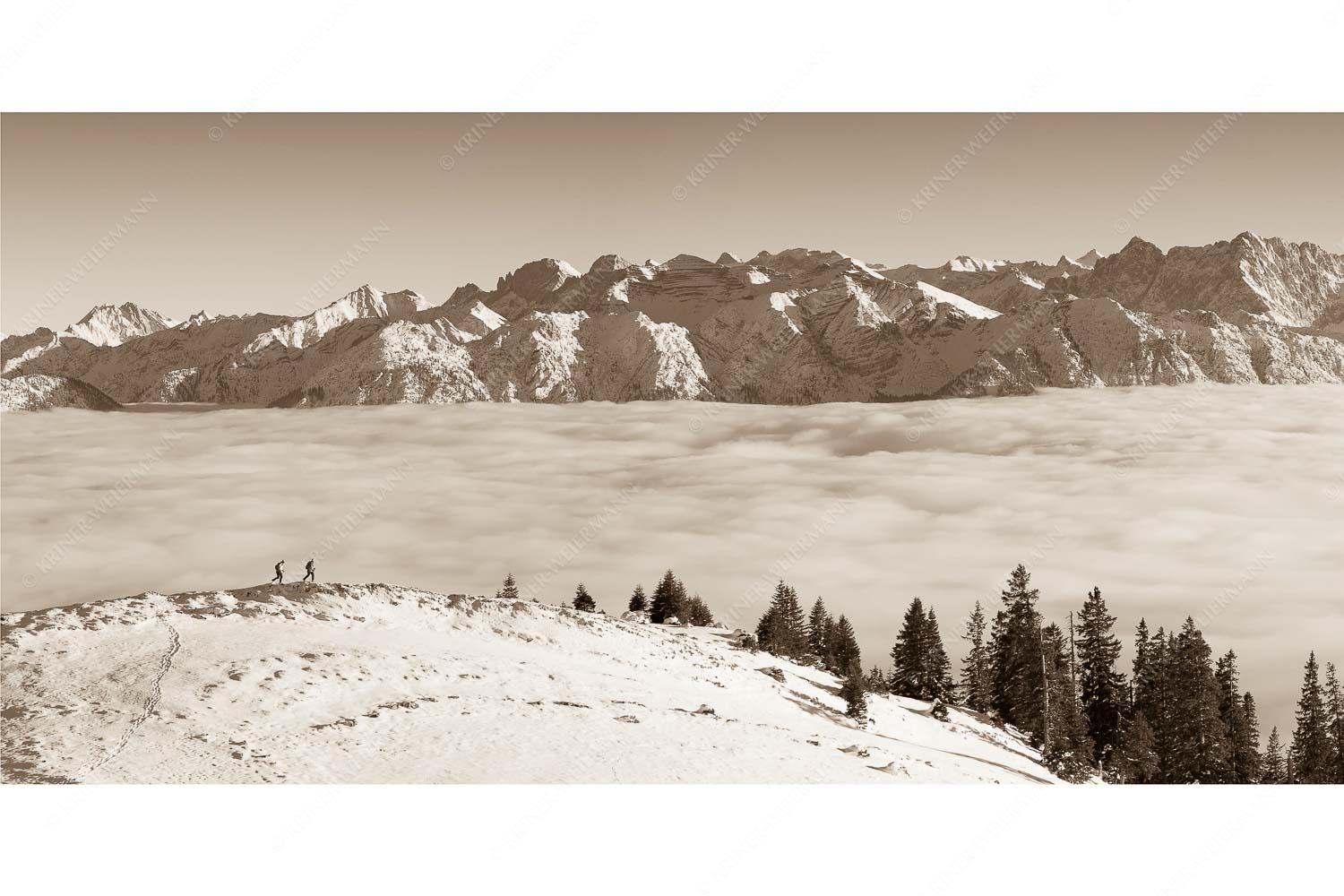 auf der Sonnenseite – Seitenverhältnis 2:1 — Simetsberg mit Karwendel Eine Winterwanderung am Simetsberg über Wolkenmeer mit Karwendel