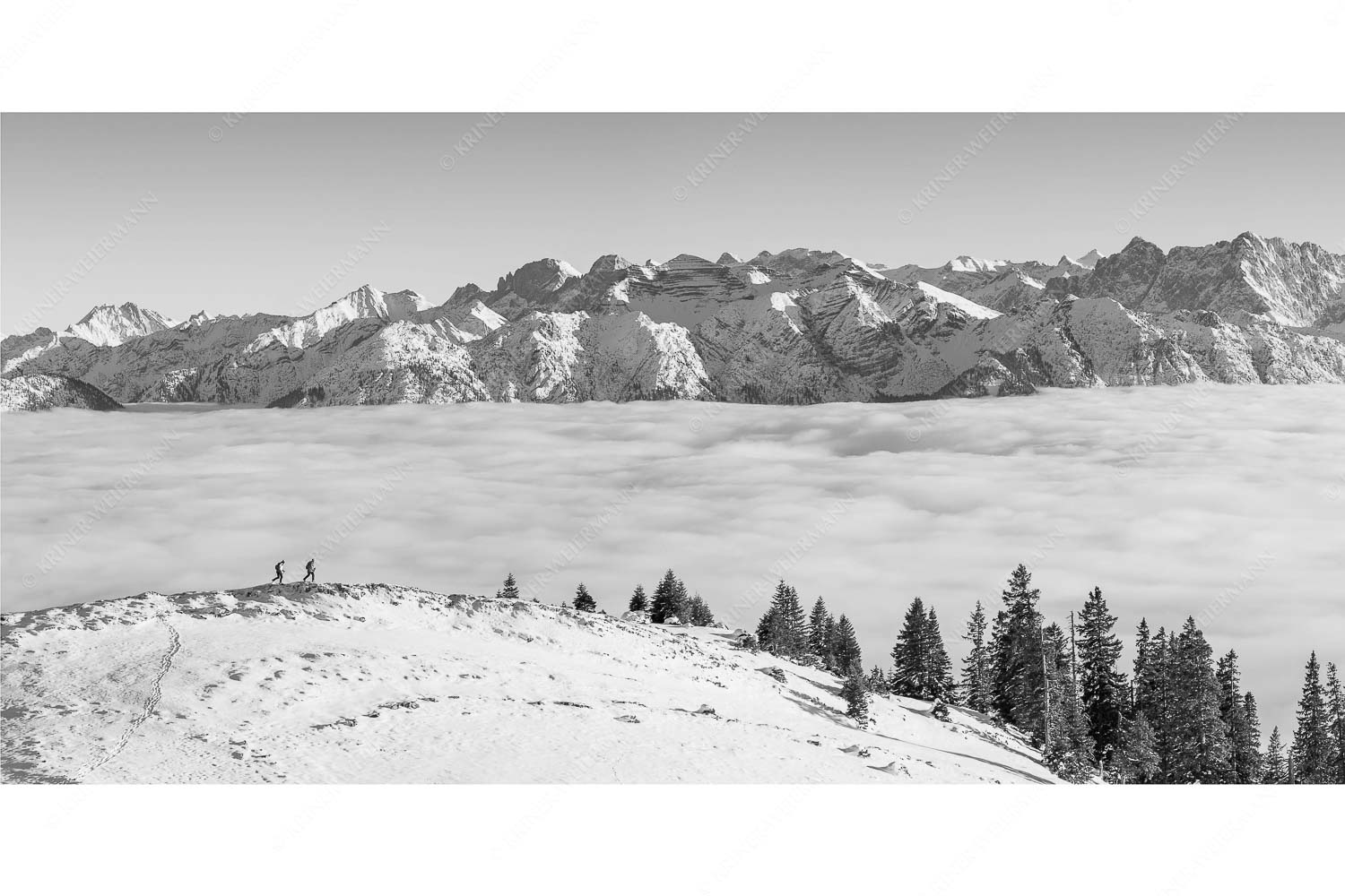 auf der Sonnenseite – Seitenverhältnis 2:1 — Simetsberg mit Karwendel Eine Winterwanderung am Simetsberg über Wolkenmeer mit Karwendel