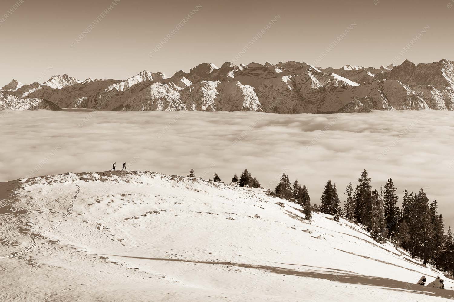 auf der Sonnenseite – Seitenverhältnis 3:2 — Simetsberg mit Karwendel Eine Winterwanderung am Simetsberg über Wolkenmeer mit Karwendel