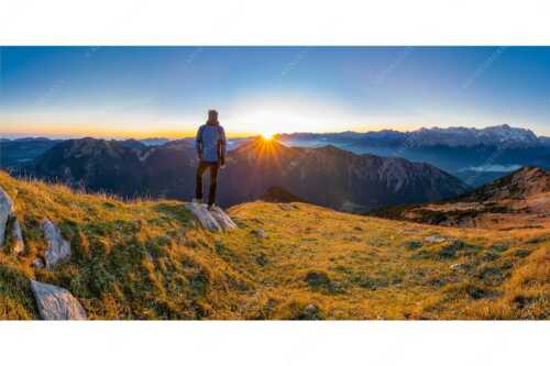 Blick vom Frieder zum Sonnenaufgang über Kramer und Karwendelgebirge - Auf sich wirken lassen - Seitenverhältnis 2:1 - Wanderung in den Ammergauer-Alpen - weitere Infos unter https://www.kriner-weiermann.de