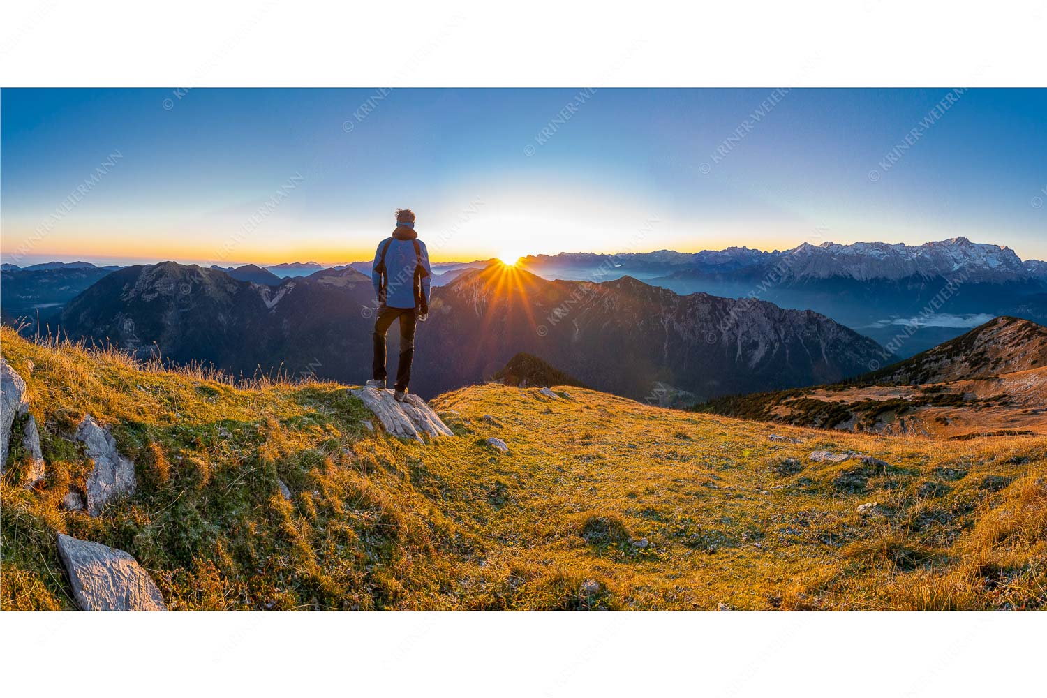 Auf sich wirken lassen – Seitenverhältnis 2:1 — Wanderung in den Ammergauer-Alpen Blick vom Frieder zum Sonnenaufgang über Kramer und Karwendelgebirge