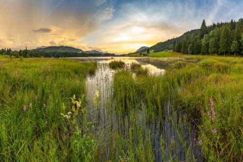 Wetterberuhigung nach einem Gewitter über dem Geroldsee - Aufgelockert - Seitenverhältnis 3:2 - Geroldsee mit Wank und Zugspitzmassiv - weitere Infos unter https://www.kriner-weiermann.de