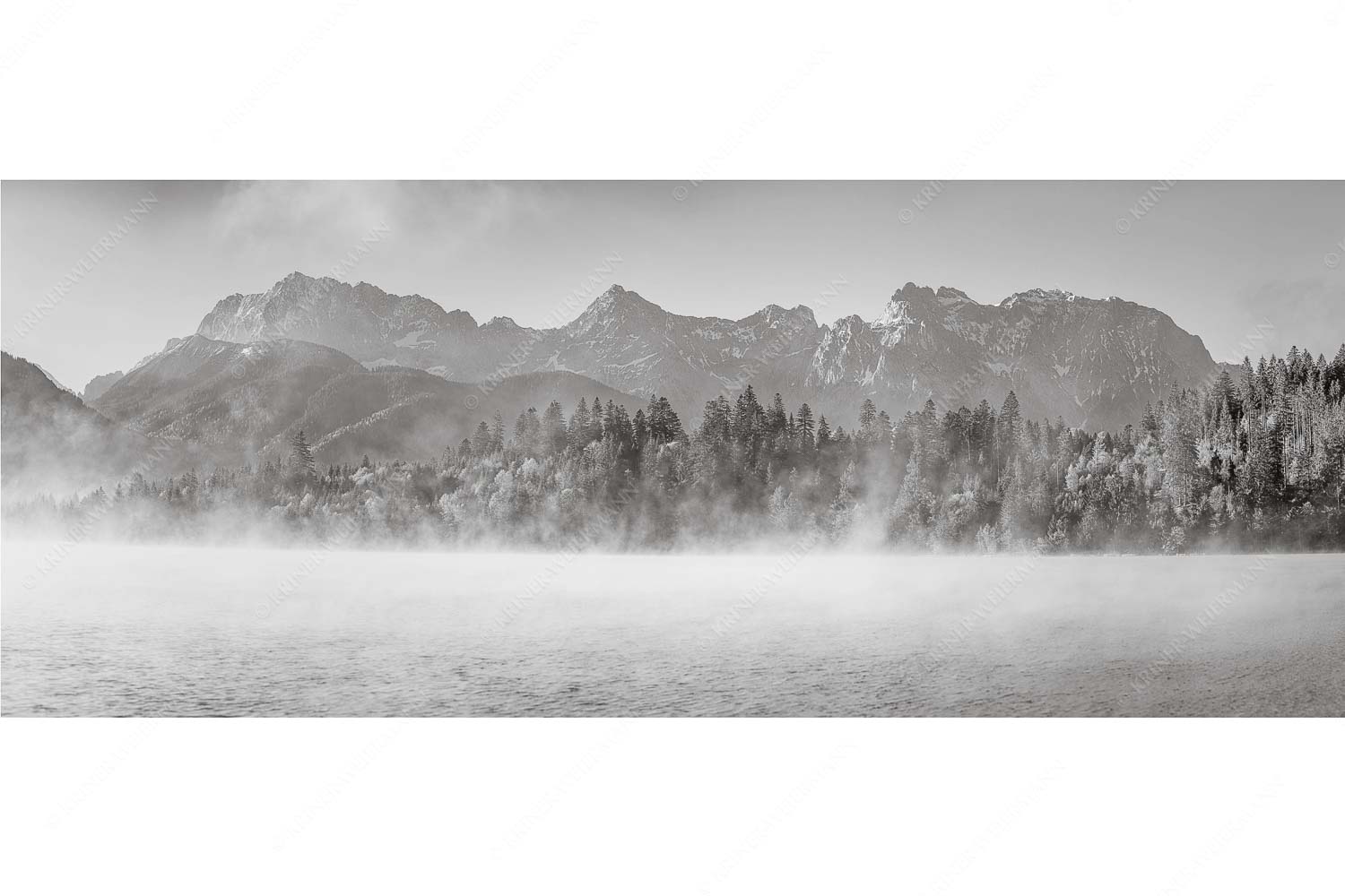 Aufklaren – Seitenverhältnis 2,5:1 — Nebel am Barmsee mit Karwendel Blick über Barmsee zum Karwendel