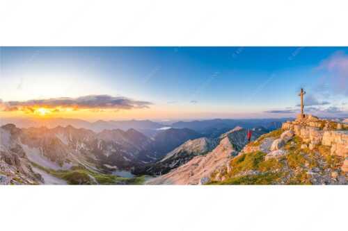 Blick von der Soiernspitze in den Sonnenuntergang - Ausklang - Seitenverhältnis 2,5:1 - Bergsteiger auf der Soiernspitze - weitere Infos unter https://www.kriner-weiermann.de