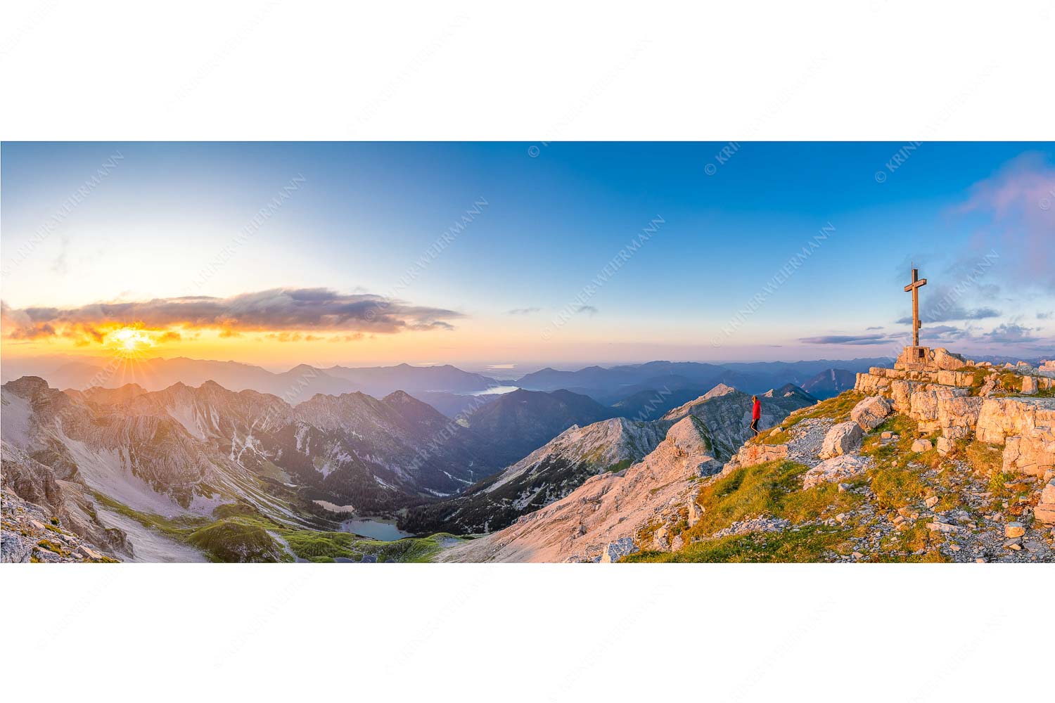 Ausklang – Seitenverhältnis 2,5:1 — Bergsteiger auf der Soiernspitze Blick von der Soiernspitze in den Sonnenuntergang