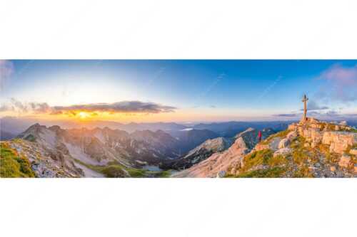 Blick von der Soiernspitze in den Sonnenuntergang - Ausklang - Seitenverhältnis 3:1 - Bergsteiger auf der Soiernspitze - weitere Infos unter https://www.kriner-weiermann.de