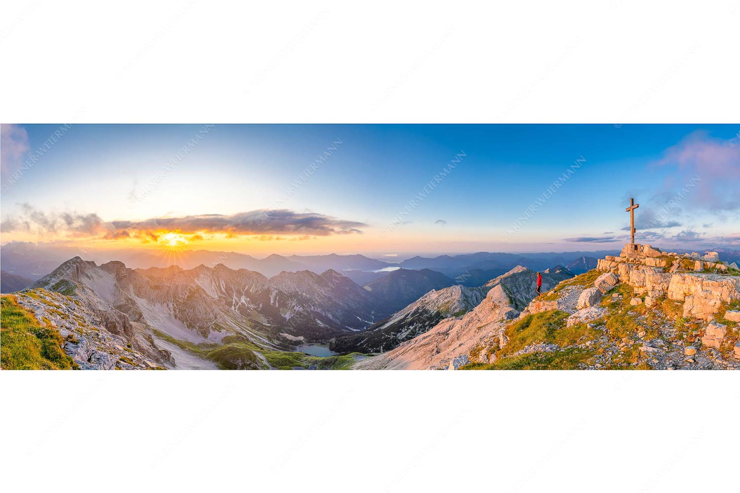 Ausklang – Seitenverhältnis 3:1 — Bergsteiger auf der Soiernspitze Blick von der Soiernspitze in den Sonnenuntergang
