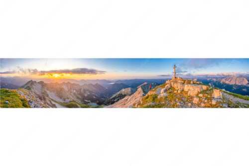 Blick von der Soiernspitze in den Sonnenuntergang - Ausklang - Seitenverhältnis 5:1 - Bergsteiger auf der Soiernspitze - weitere Infos unter https://www.kriner-weiermann.de