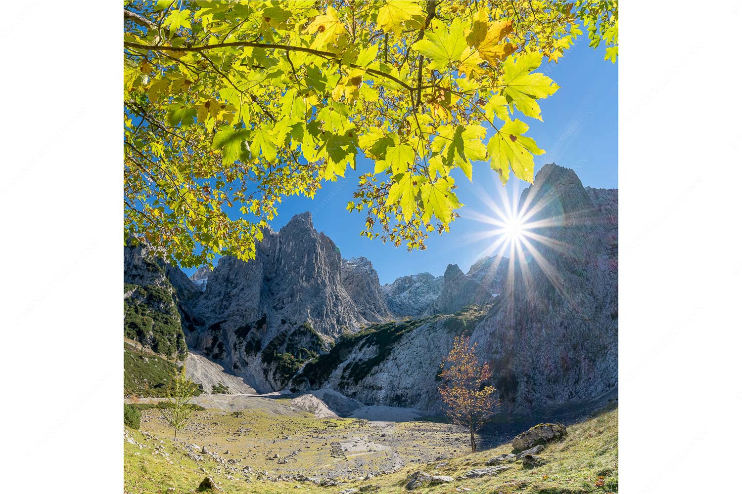 Bald kommt der Herbst – Seitenverhältnis 1:1 — Oberreintal im Wetterstein Die Sonne verschwindet am Oberreintalturm
