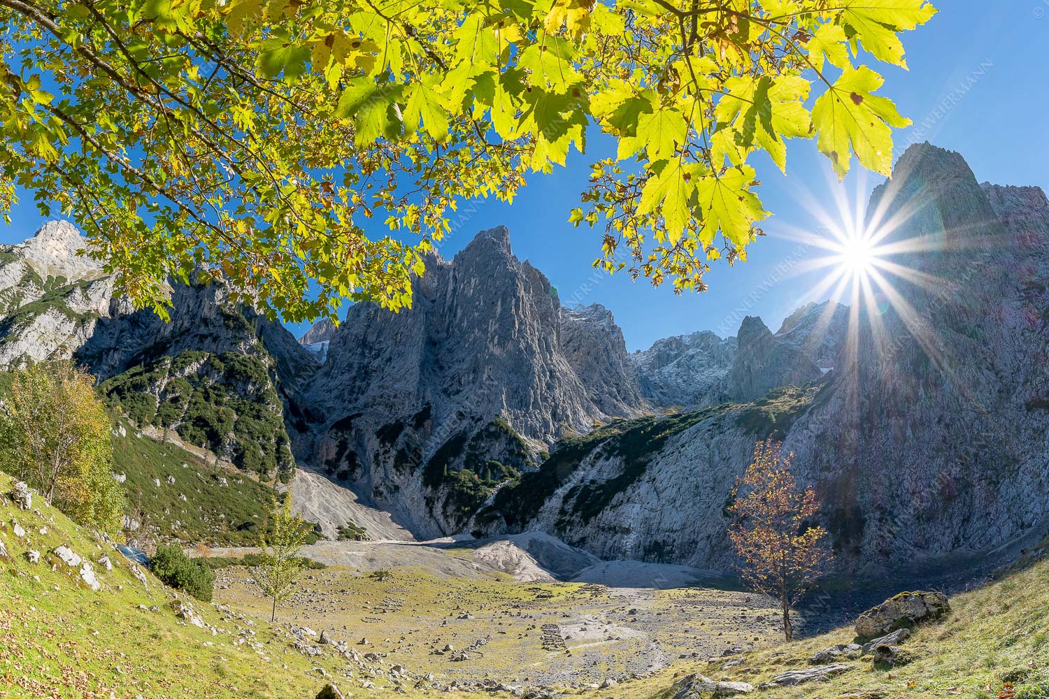 Bald kommt der Herbst – Seitenverhältnis 3:2 — Oberreintal im Wetterstein Die Sonne verschwindet am Oberreintalturm