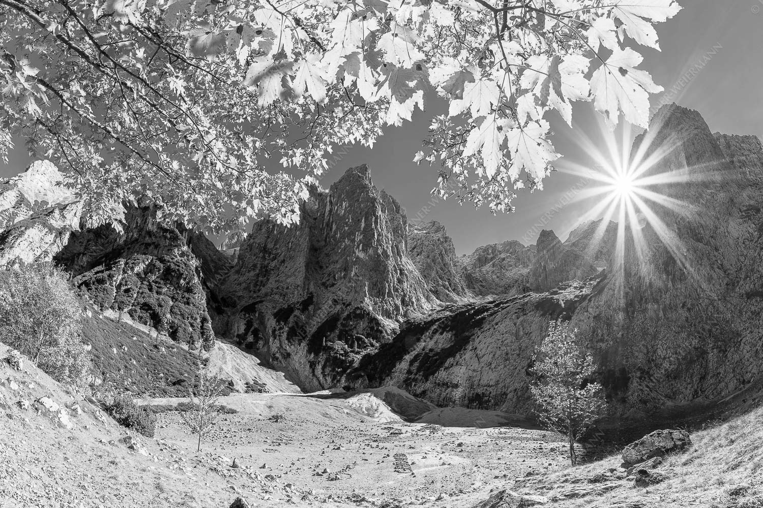 Bald kommt der Herbst – Seitenverhältnis 3:2 — Oberreintal im Wetterstein Die Sonne verschwindet am Oberreintalturm