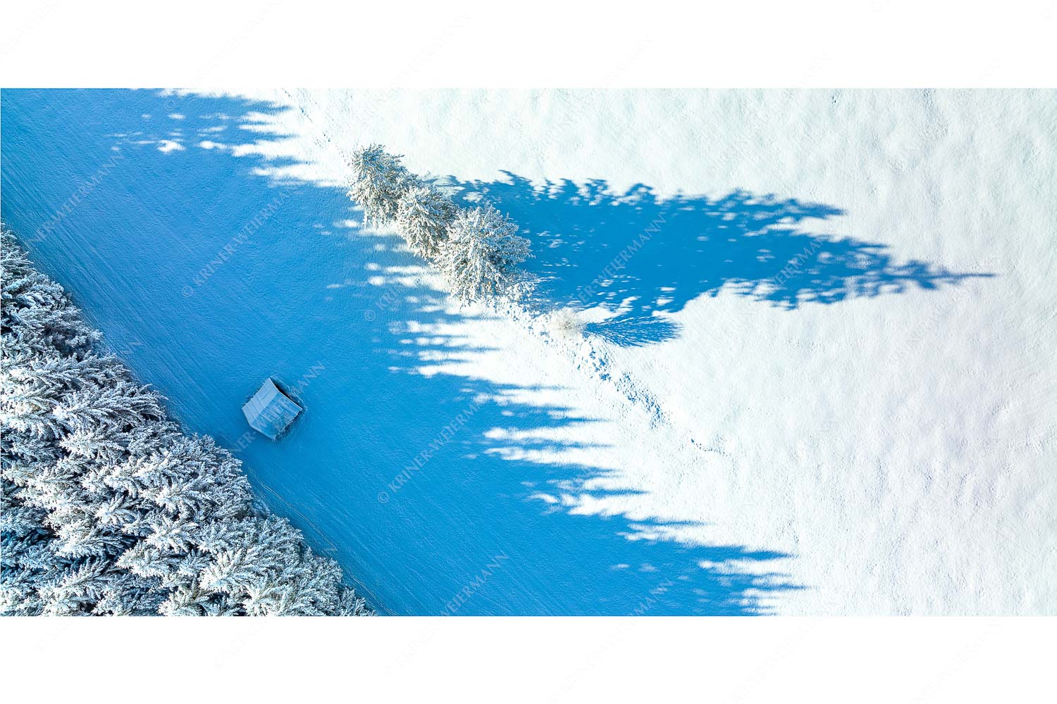 Baumgrenze – Seitenverhältnis 2:1 — Schatten im Schnee Bäume, Stadel und Schatten