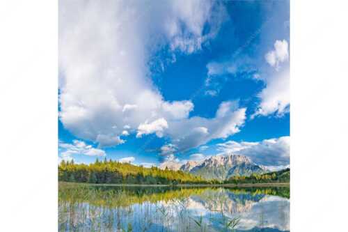 Blick über den Luttensee mit Karwendelgebirge und bayrischem Himmel - Bayrisch-Himmel - Seitenverhältnis 1:1 - Luttensee mit Karwendel - weitere Infos unter https://www.kriner-weiermann.de