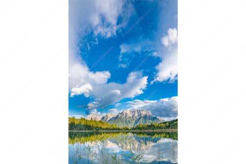 Blick über den Luttensee mit Karwendelgebirge und bayrischem Himmel - Bayrisch-Himmel - Seitenverhältnis 2:3 - Luttensee mit Karwendel - weitere Infos unter https://www.kriner-weiermann.de
