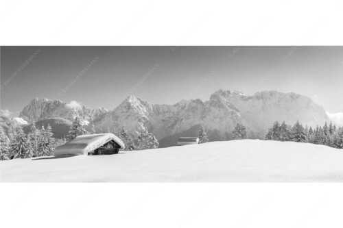 Blick zum Karwendelgebirge mit Wörner, Tiefkar- und Westlicher Karwendelspitze - Beeindruckendes Karwendel - Seitenverhältnis 2,5:1 - Viel Schnee auf Heustadel - weitere Infos unter https://www.kriner-weiermann.de