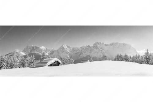 Blick zum Karwendelgebirge mit Wörner, Tiefkar- und Westlicher Karwendelspitze - Beeindruckendes Karwendel - Seitenverhältnis 3:1 - Viel Schnee auf Heustadel - weitere Infos unter https://www.kriner-weiermann.de