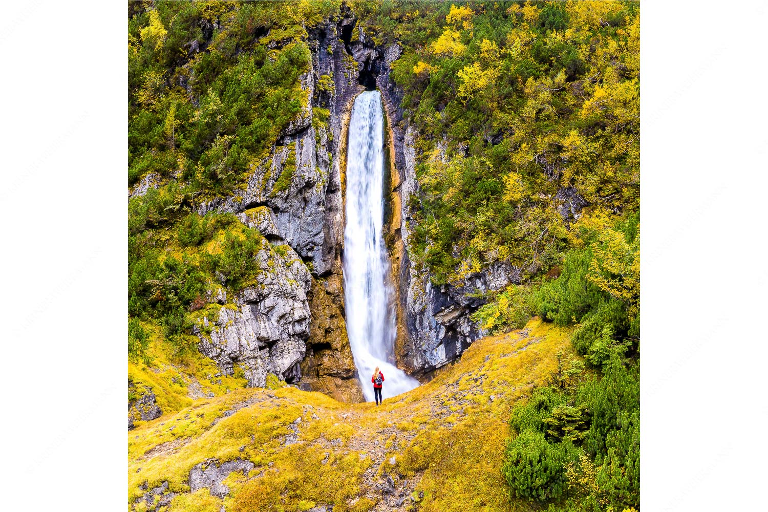 Beeindruckt – Seitenverhältnis 1:1 — Wasserfall im Wetterstein Partnachfall im Reintal im Wettersteingebirge