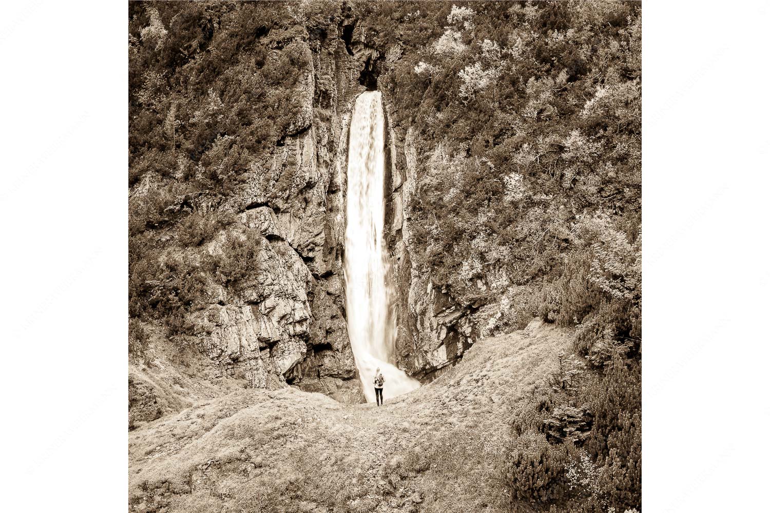 Beeindruckt – Seitenverhältnis 1:1 — Wasserfall im Wetterstein Partnachfall im Reintal im Wettersteingebirge
