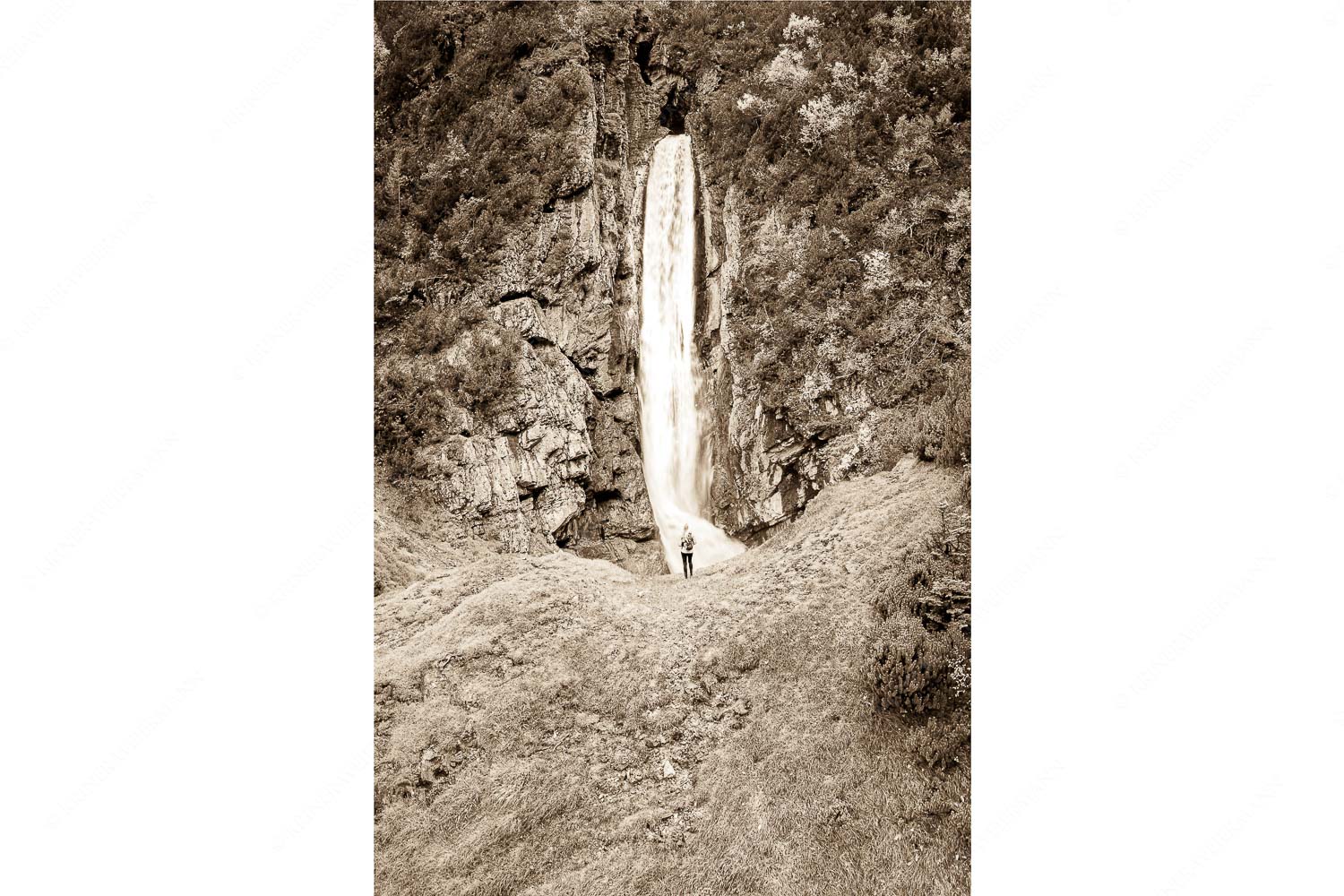 Beeindruckt – Seitenverhältnis 2:3 — Wasserfall im Wetterstein Partnachfall im Reintal im Wettersteingebirge