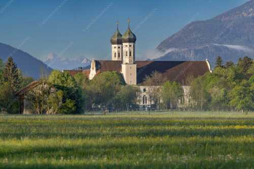 Kloster Benediktbeuren mit Arnspitzen im Hintergrund - Bene - Seitenverhältnis 3:2 - Kloster Benediktbeuern - weitere Infos unter https://www.kriner-weiermann.de