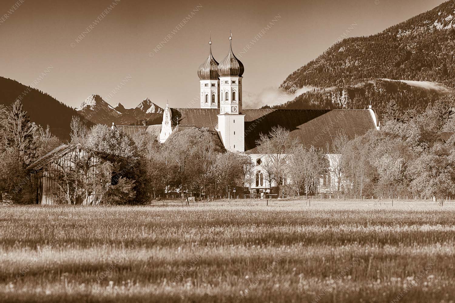 Bene – Seitenverhältnis 3:2 — Kloster Benediktbeuern Kloster Benediktbeuren mit Arnspitzen im Hintergrund