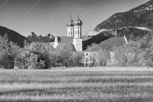 Kloster Benediktbeuren mit Arnspitzen im Hintergrund - Bene - Seitenverhältnis 3:2 - Kloster Benediktbeuern - weitere Infos unter https://www.kriner-weiermann.de