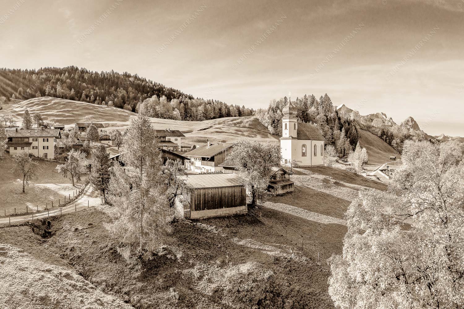 Bergdorfidylle – Seitenverhältnis 3:2 — Ortschaft Wamberg mit Alpspitze Zugspitze und Waxenstein Wamberg im Werdenfelserland und Zugspitzmassiv im Hintergrund