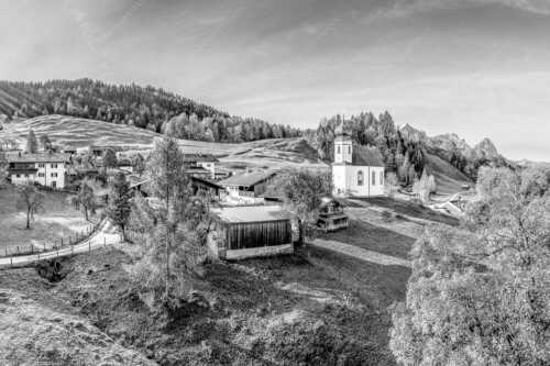 Wamberg im Werdenfelserland und Zugspitzmassiv im Hintergrund - Bergdorfidylle - Seitenverhältnis 3:2 - Ortschaft Wamberg mit Alpspitze Zugspitze und Waxenstein - weitere Infos unter https://www.kriner-weiermann.de