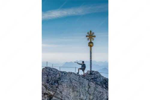 Bergführer im historischen Gewand auf dem Zugspitzgipfel mit Karwendel im Hintergrund - Bergführer - Seitenverhältnis 2:3 - Bergführer auf Zugspitzgipfel - weitere Infos unter https://www.kriner-weiermann.de